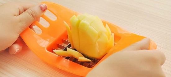 Сильно надавите на ручки, срезая клубень до упора