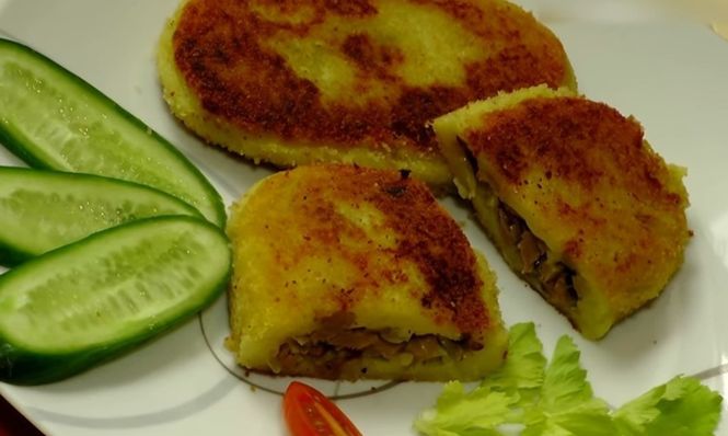 Картофельные котлеты с луком и грибами