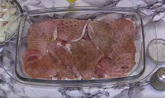 выложить мясо