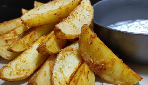 Вкусные деревенские дольки запеченного картофеля